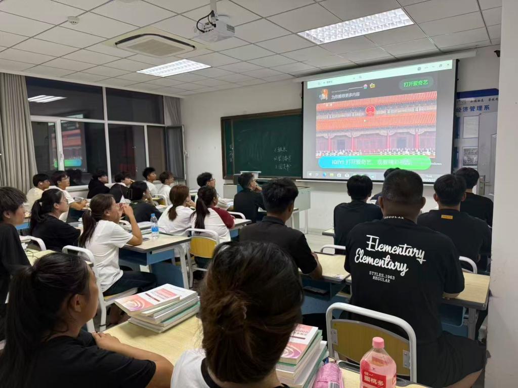 知行合一启新篇 | 信息工程系军训晚自习思政教育与成长赋能双轨并行